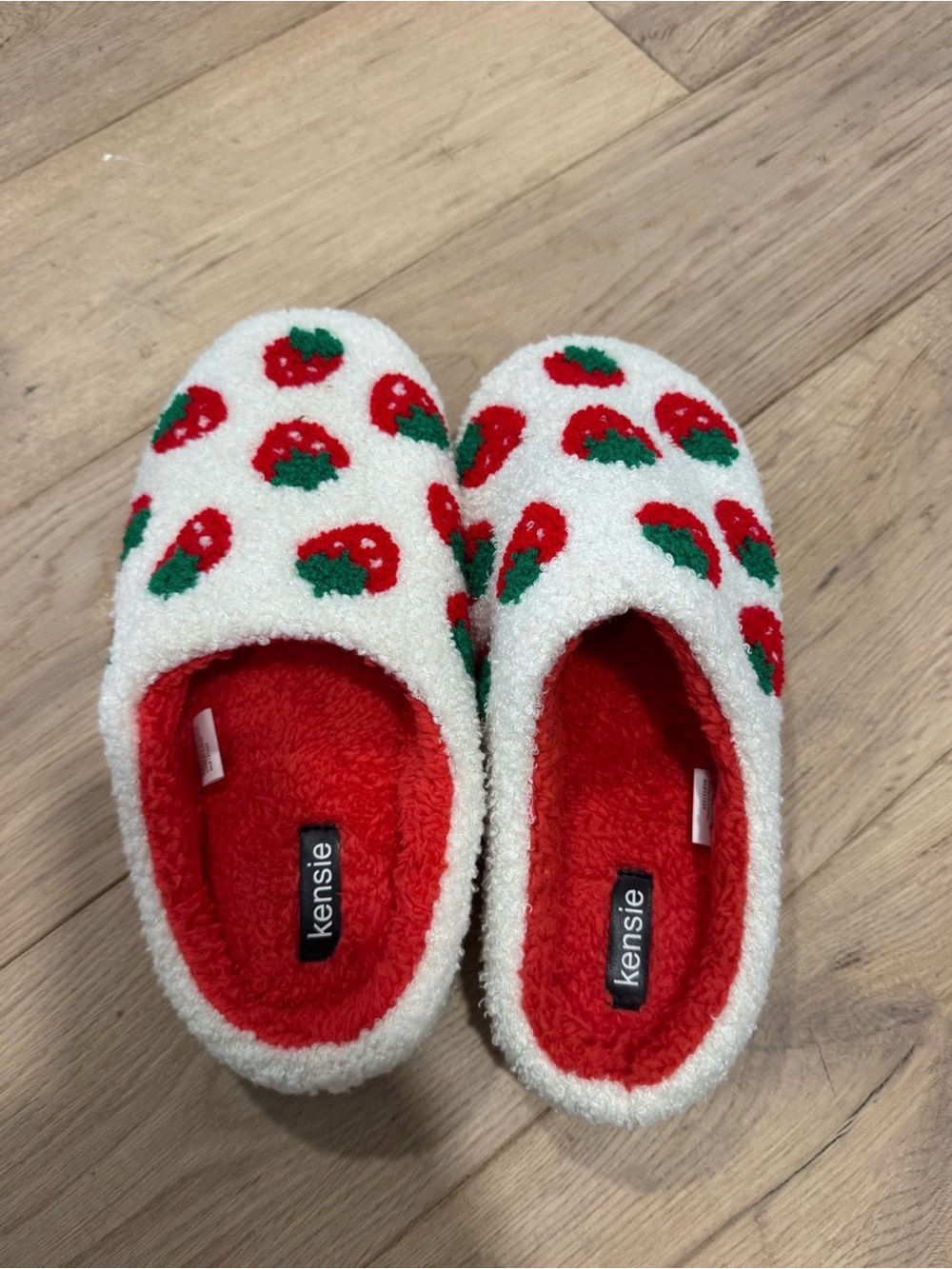 NEW Kensie Red Strawberry Pattern Plush Slippers. Sz 9